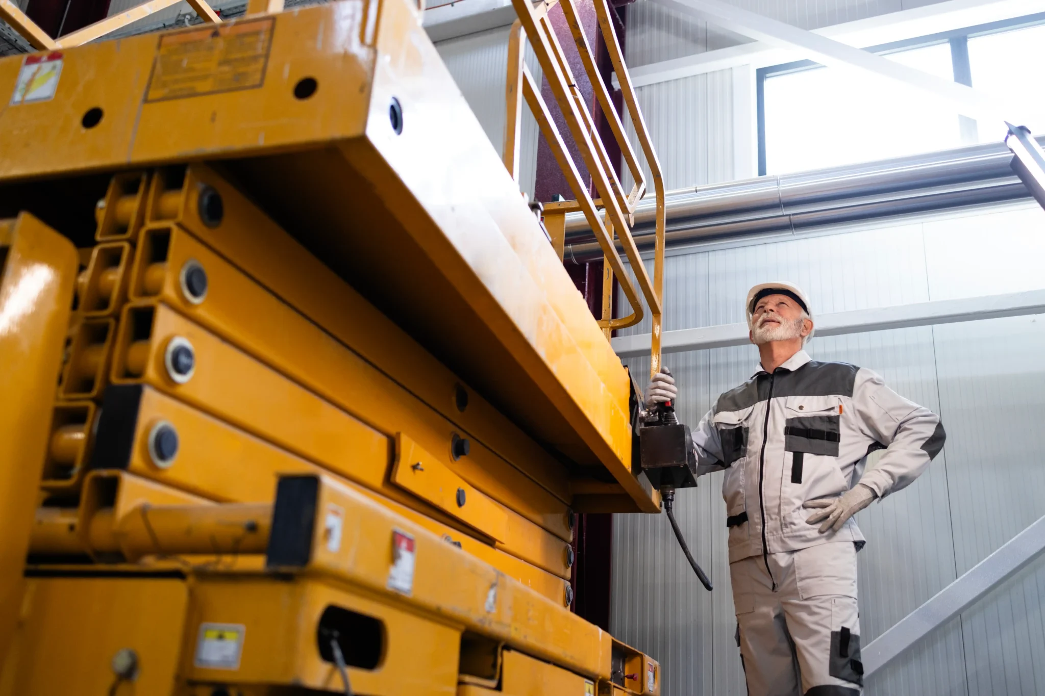 Scissor Lift Battery: Runtime, Cold Weather Impact, and Charging Tips